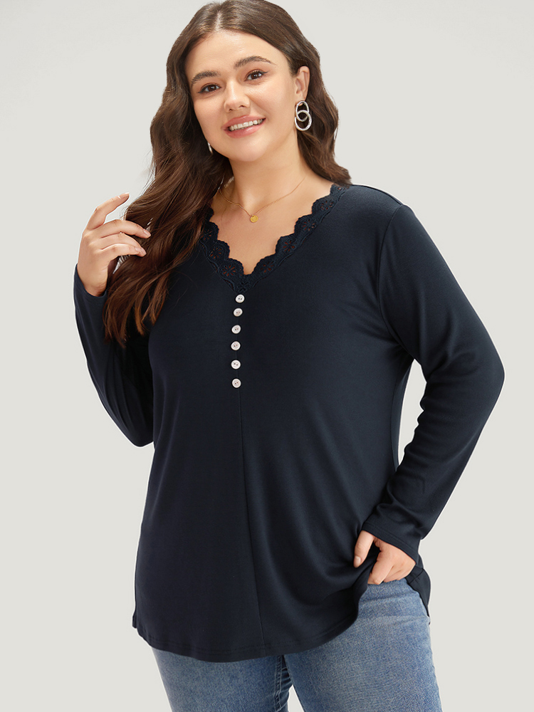 

Plus Size Guipure Lace Patchwork V Neck Button Detail T-shirt Indigo Women Elegant Printed Plain V-neck Dailywear T-shirts BloomChic