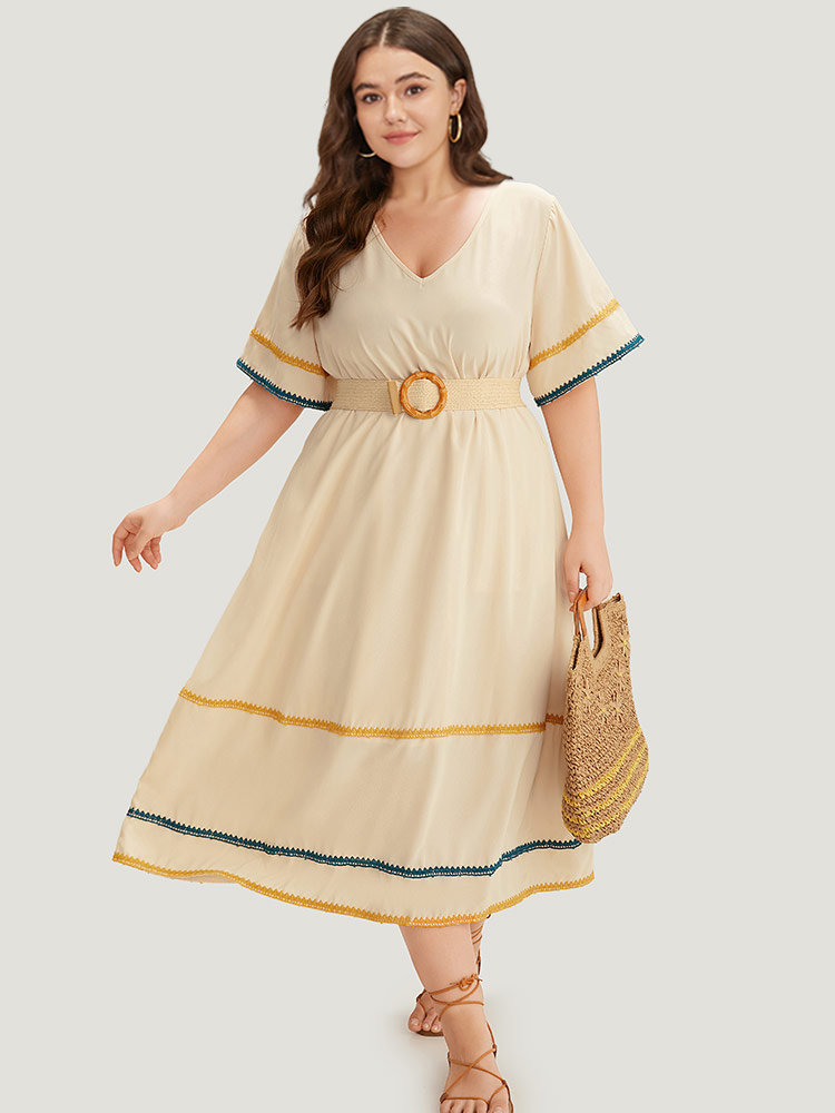 

Plus Size Contrast Trim Pocket V Neck Gathered Dress Ivory Women Vacation Gathered V-neck Short sleeve Curvy Midi Dress BloomChic