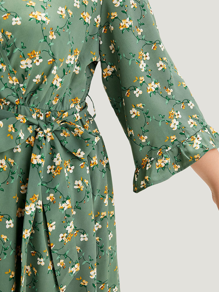 Plus Size Women Dailywear Ditsy Floral Frill Trim Regular Sleeve Elbow-length sleeve V-neck Pocket Belt Elegant Dresses BloomChic 