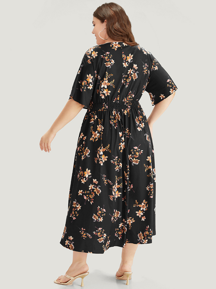 

Plus Size Floral Print Shirred Pocket V Neck Pleated Dress Black Women Office Printed V-neck Short sleeve Curvy Midi Dress BloomChic