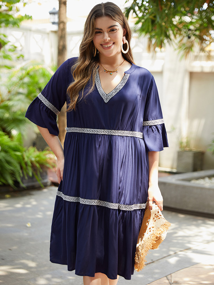 Plus Size Geometric Trim Notched Bell Sleeve Dress DarkBlue Women Vacation Pleated Notched collar Half Sleeve Curvy Midi Dress BloomChic 26/4X 