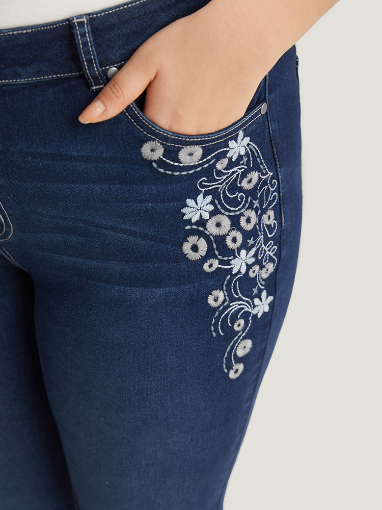 Plus Size Floral Embroidered High Rise Skinny Jeans Women DarkBlue Casual Natural Flowers Zipper High stretch Pocket Jeans BloomChic 26/4X 