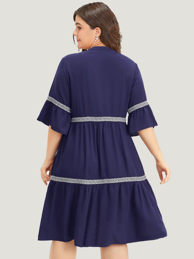 Plus Size Geometric Trim Notched Bell Sleeve Dress DarkBlue Women Vacation Pleated Notched collar Half Sleeve Curvy Midi Dress BloomChic 26/4X 