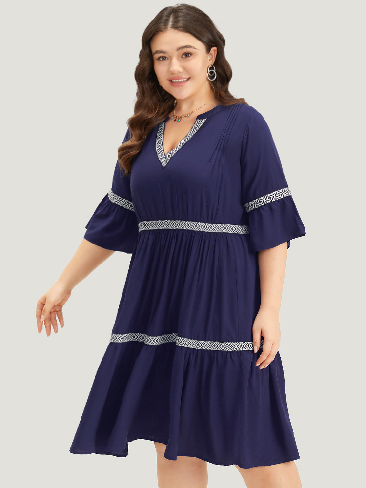 Plus Size Geometric Trim Notched Bell Sleeve Dress DarkBlue Women Vacation Pleated Notched collar Half Sleeve Curvy Midi Dress BloomChic 26/4X 