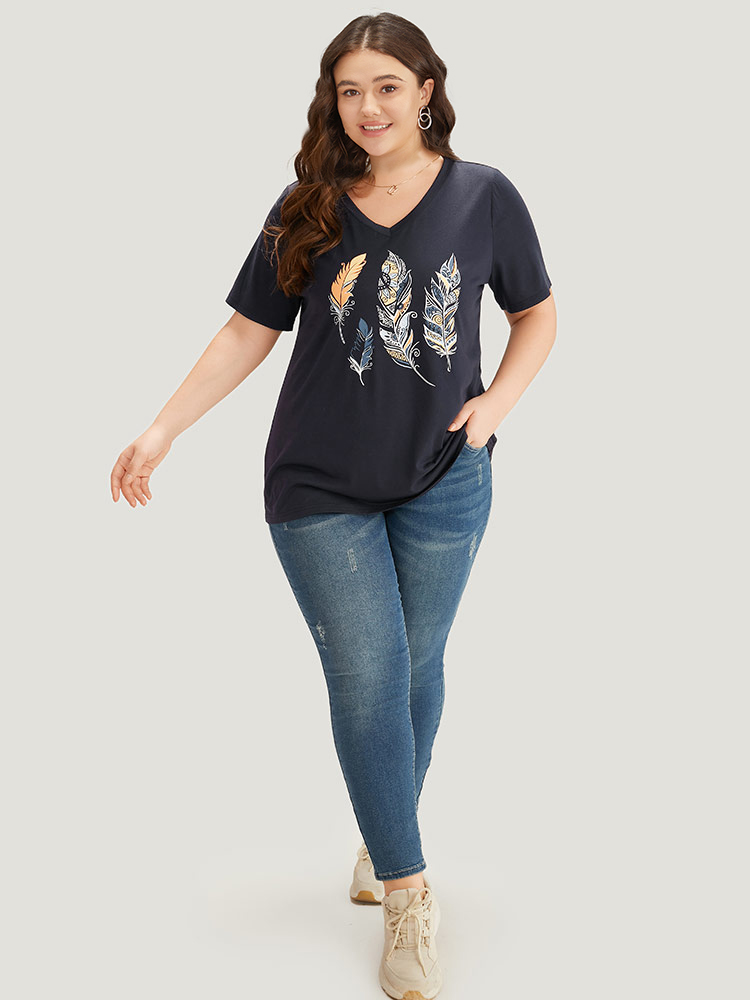 

Plus Size Feather Print V Neck T-shirt Indigo Women Casual Printed Art&design Dailywear T-shirts BloomChic