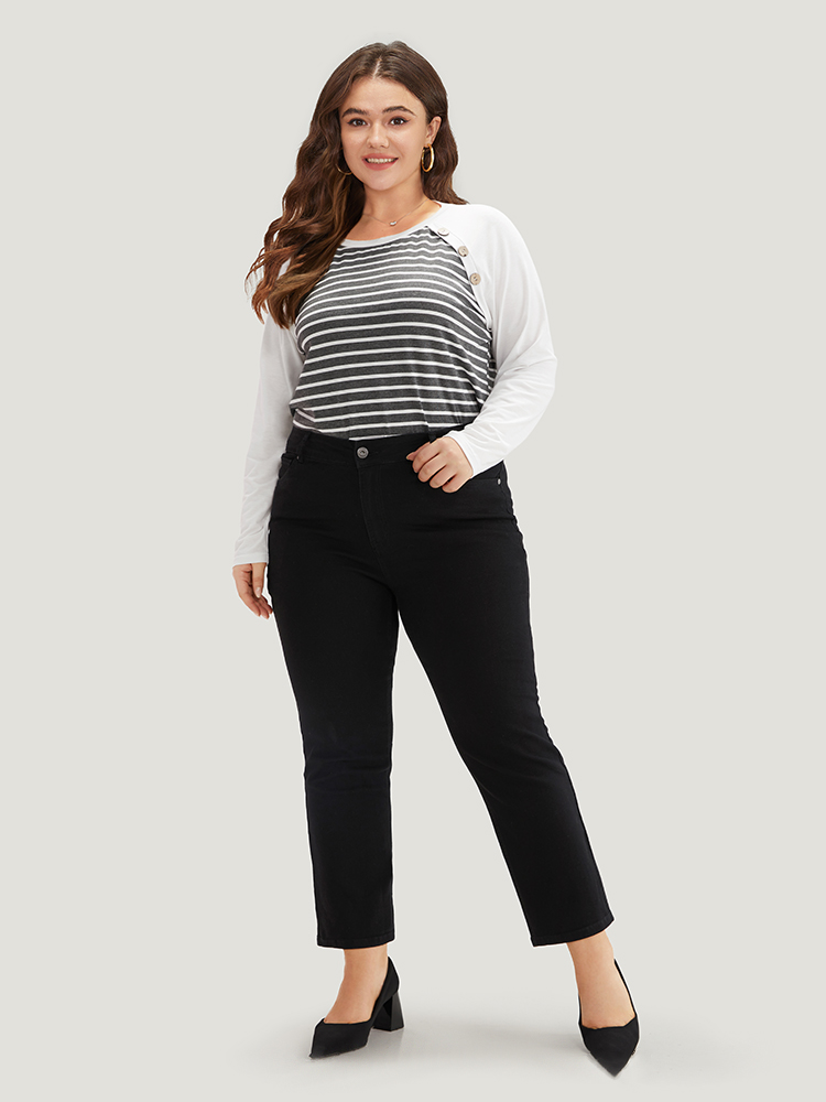 Plus Size Women Dailywear Pocket High stretch Straight Leg Black Wash Casual Jeans BloomChic 