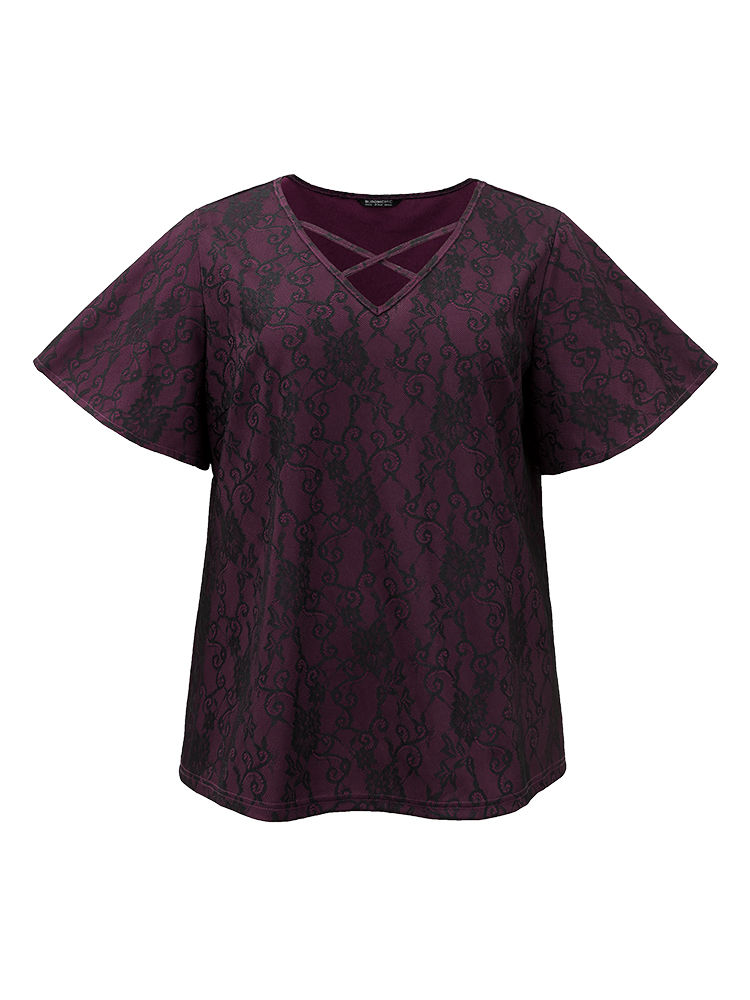 

Plus Size Lace Crisscross Neck T-shirt Burgundy Women Elegant Lace Silhouette Floral Print V-neck Dailywear T-shirts BloomChic