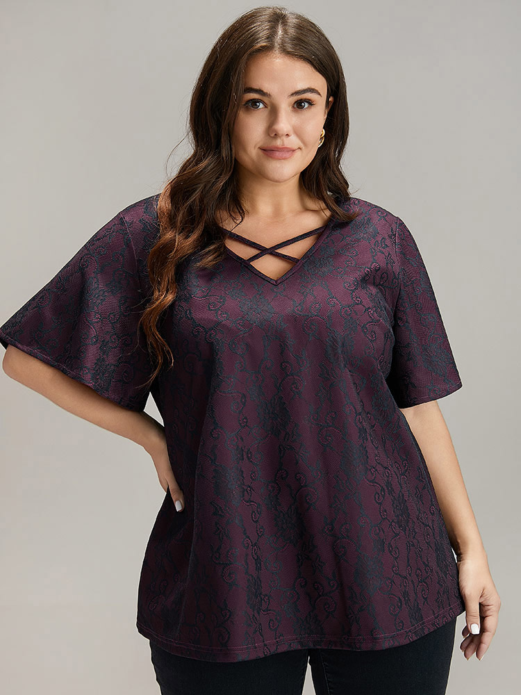 

Plus Size Lace Crisscross Neck T-shirt Burgundy Women Elegant Lace Silhouette Floral Print V-neck Dailywear T-shirts BloomChic