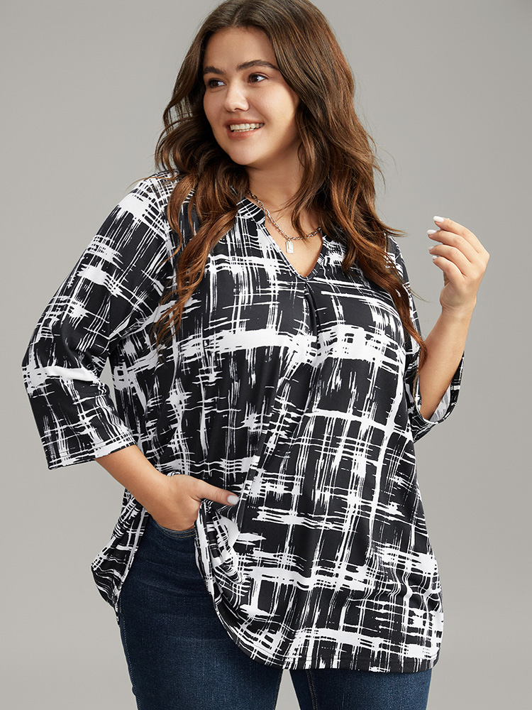 Plus Size Contrast Colorblock Notched Plicated T-shirt Black Women Elegant Contrast Colorblock Notched collar Dailywear T-shirts BloomChic 18-20/2X 