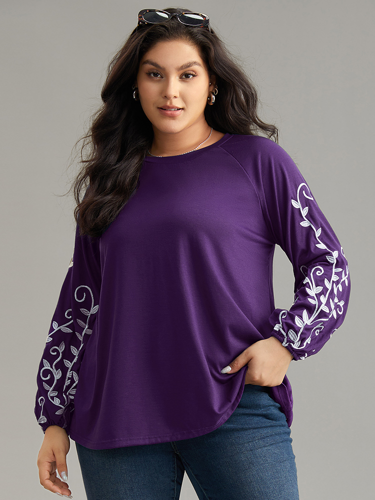 

Plus Size Floral Embroidered Contrast Raglan Sleeve T-shirt Purple Women Elegant Elastic cuffs Silhouette Floral Print Round Neck Dailywear T-shirts BloomChic