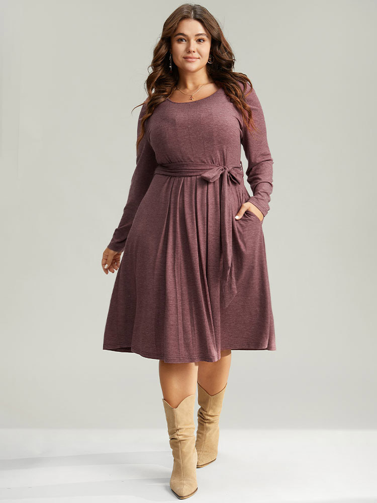 

Plus Size Plain Pleated Hem Belted Long Sleeve Dress DustyPink Women Elegant Plain Round Neck Long Sleeve Curvy Midi Dress BloomChic