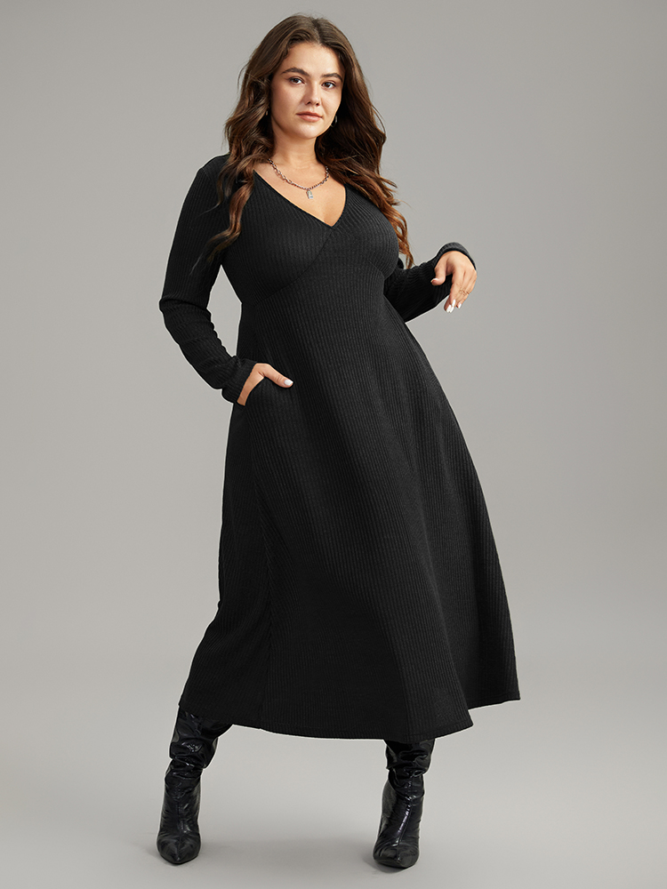 

Plus Size Solid Textured V Neck Pocket Dress Black Women Basics Texture V-neck Long Sleeve Curvy Midi Dress BloomChic