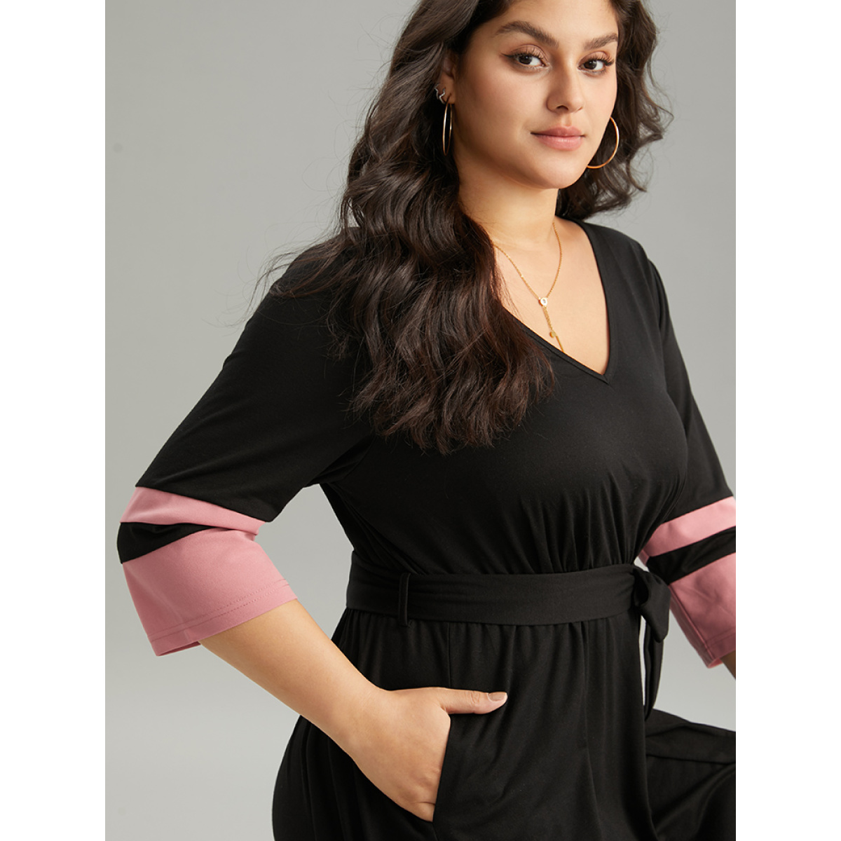 

Plus Size Colorblock Contrast Elastic Waist Pocket Belted Dress Black Women Belted V-neck Elbow-length sleeve Curvy Midi Dress BloomChic