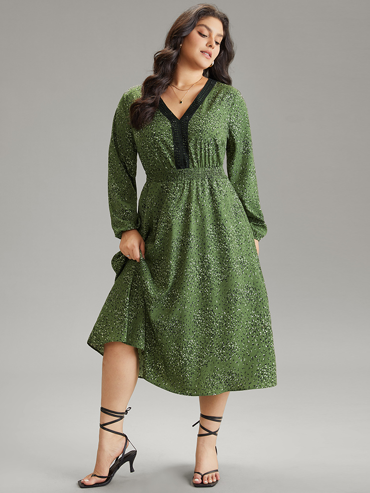 

Plus Size Allover Print Shirred Pocket Contrast Trim Dress ArmyGreen Women Elegant Elastic cuffs V-neck Long Sleeve Curvy Midi Dress BloomChic