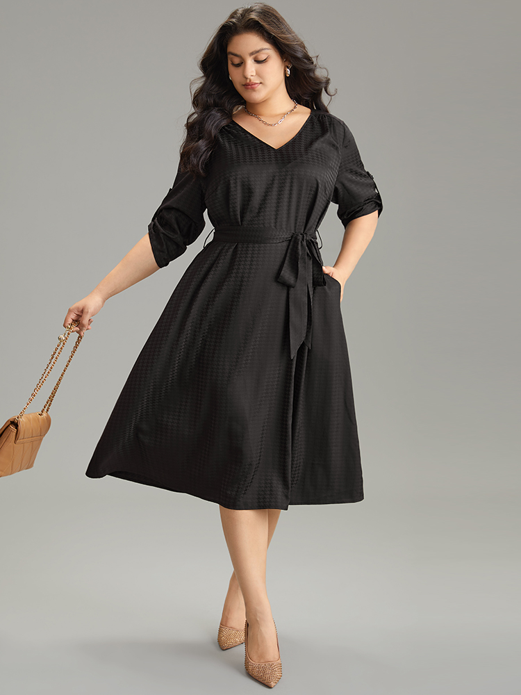 

Plus Size Plisse Roll Tab Sleeve Jacquard Pocket Belted Dress Black Women Office Texture V-neck Elbow-length sleeve Curvy Midi Dress BloomChic