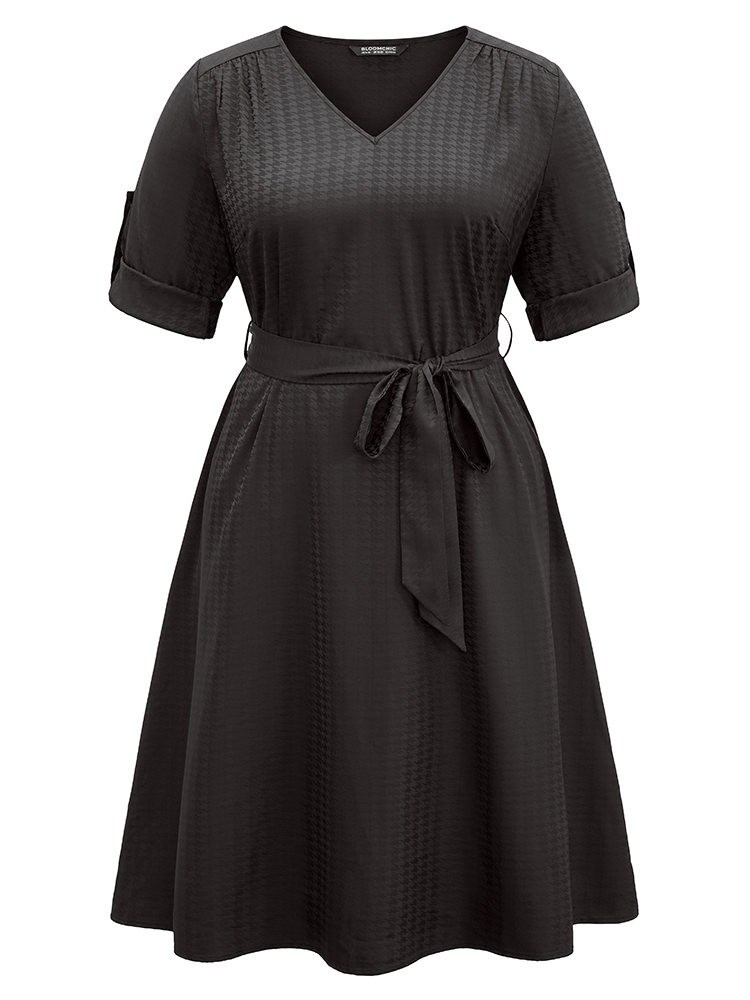 

Plus Size Plisse Roll Tab Sleeve Jacquard Pocket Belted Dress Black Women Office Texture V-neck Elbow-length sleeve Curvy Midi Dress BloomChic