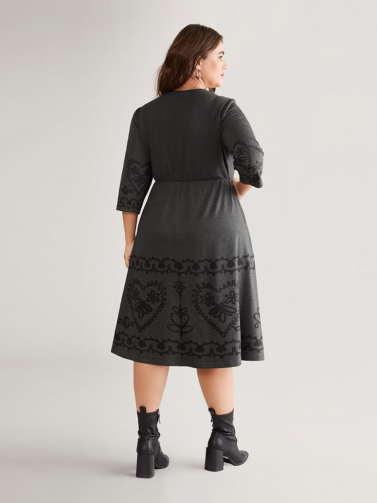 

Plus Size Elastic Waist Pocket Graphic Print Dress DimGray Women Printed Round Neck Elbow-length sleeve Curvy Midi Dress BloomChic