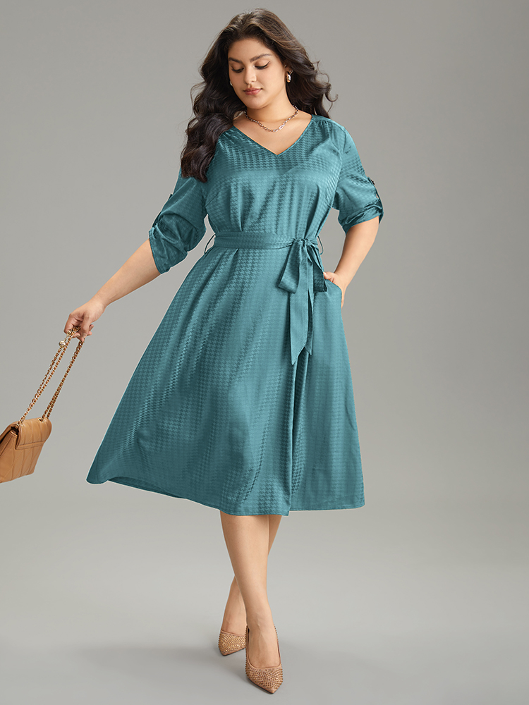 

Plus Size Plisse Roll Tab Sleeve Jacquard Pocket Belted Dress Cerulean Women Office Texture V-neck Elbow-length sleeve Curvy Midi Dress BloomChic