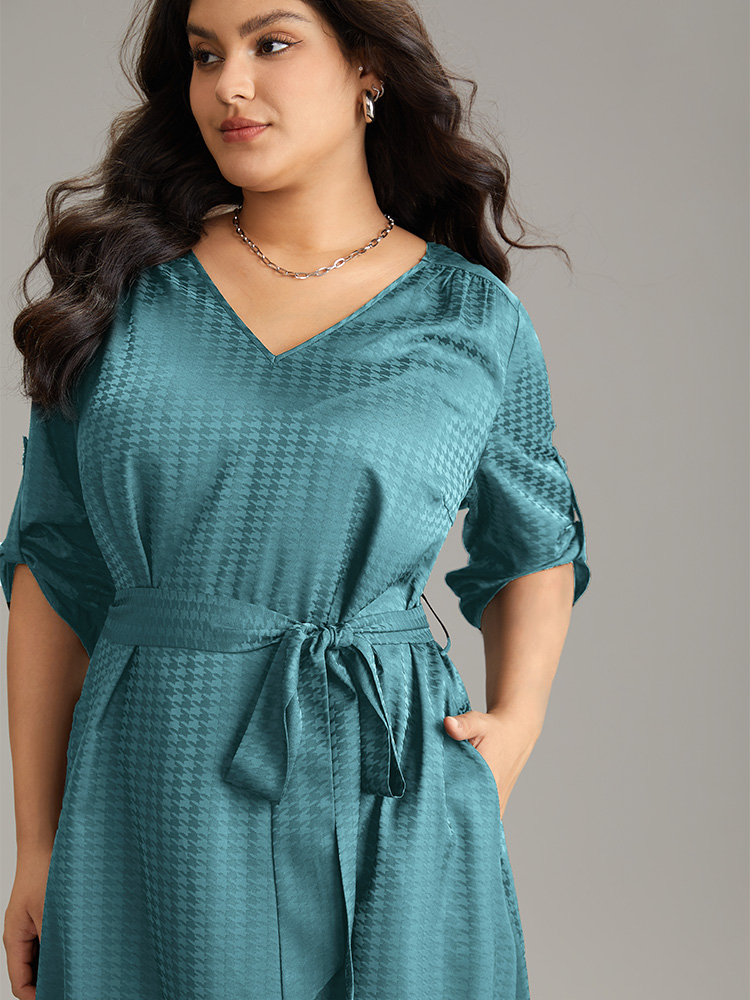 

Plus Size Plisse Roll Tab Sleeve Jacquard Pocket Belted Dress Cerulean Women Office Texture V-neck Elbow-length sleeve Curvy Midi Dress BloomChic