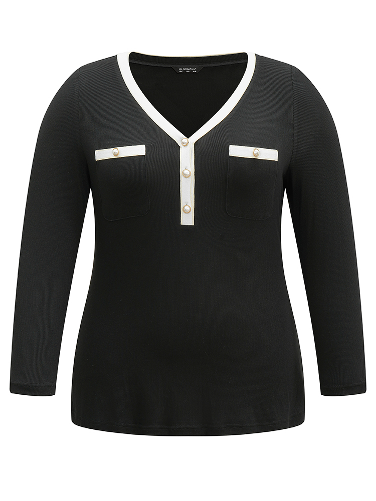 

Plus Size Contrast Trim Button Detail Patched Pocket T-shirt Black Women Casual Contrast Plain V-neck Dailywear T-shirts BloomChic