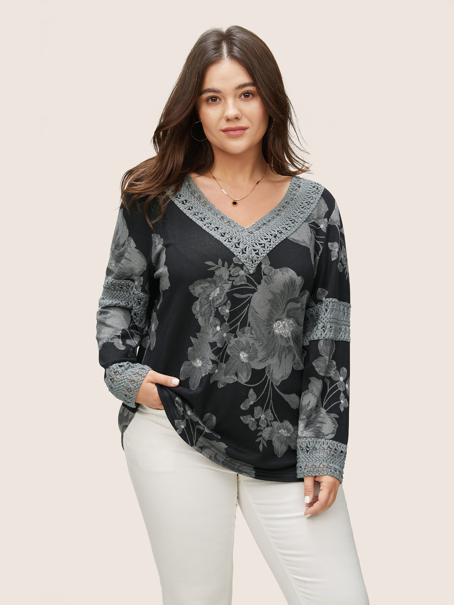 

Plus Size Crochet Lace Patchwork Floral V Neck T-shirt Black Women Casual Cut-Out Floral V-neck Everyday T-shirts BloomChic