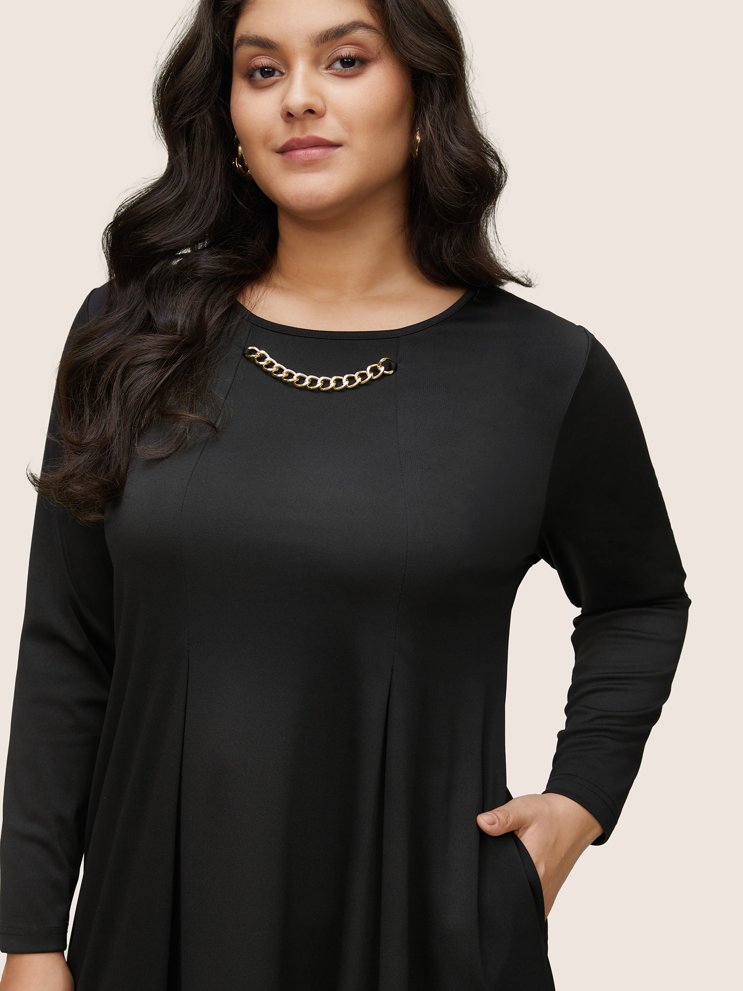 Plus Size Solid Metal Chain Detail Pocket Plicated Dress Black Women Office Plain Round Neck Long Sleeve Curvy Midi Dress BloomChic 12/L 