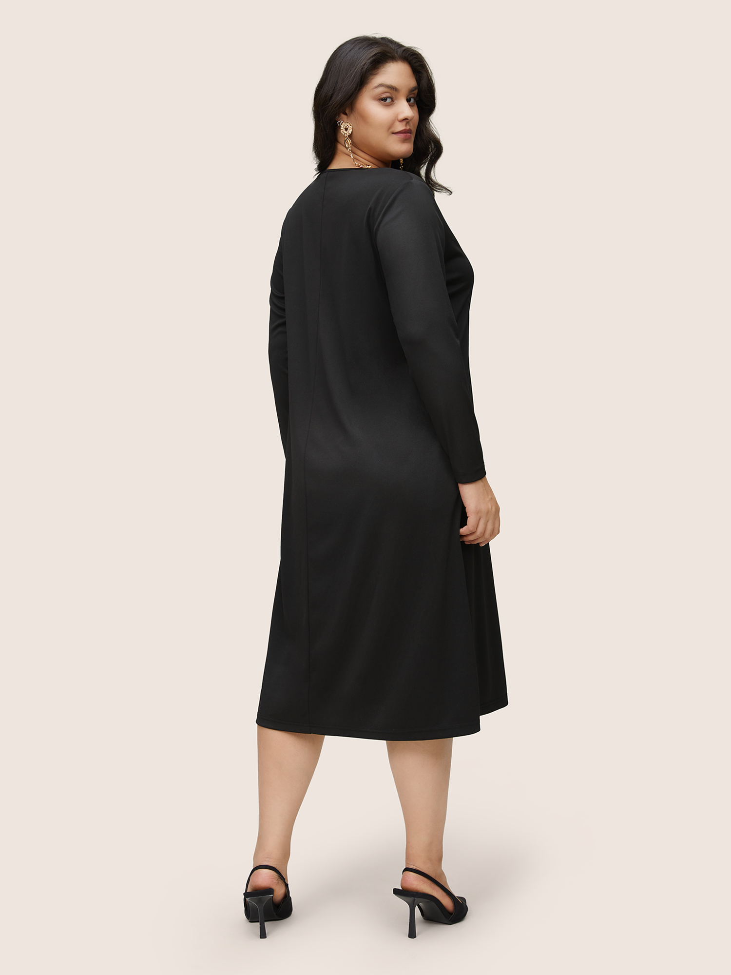 Plus Size Solid Metal Chain Detail Pocket Plicated Dress Black Women Office Plain Round Neck Long Sleeve Curvy Midi Dress BloomChic 12/L 