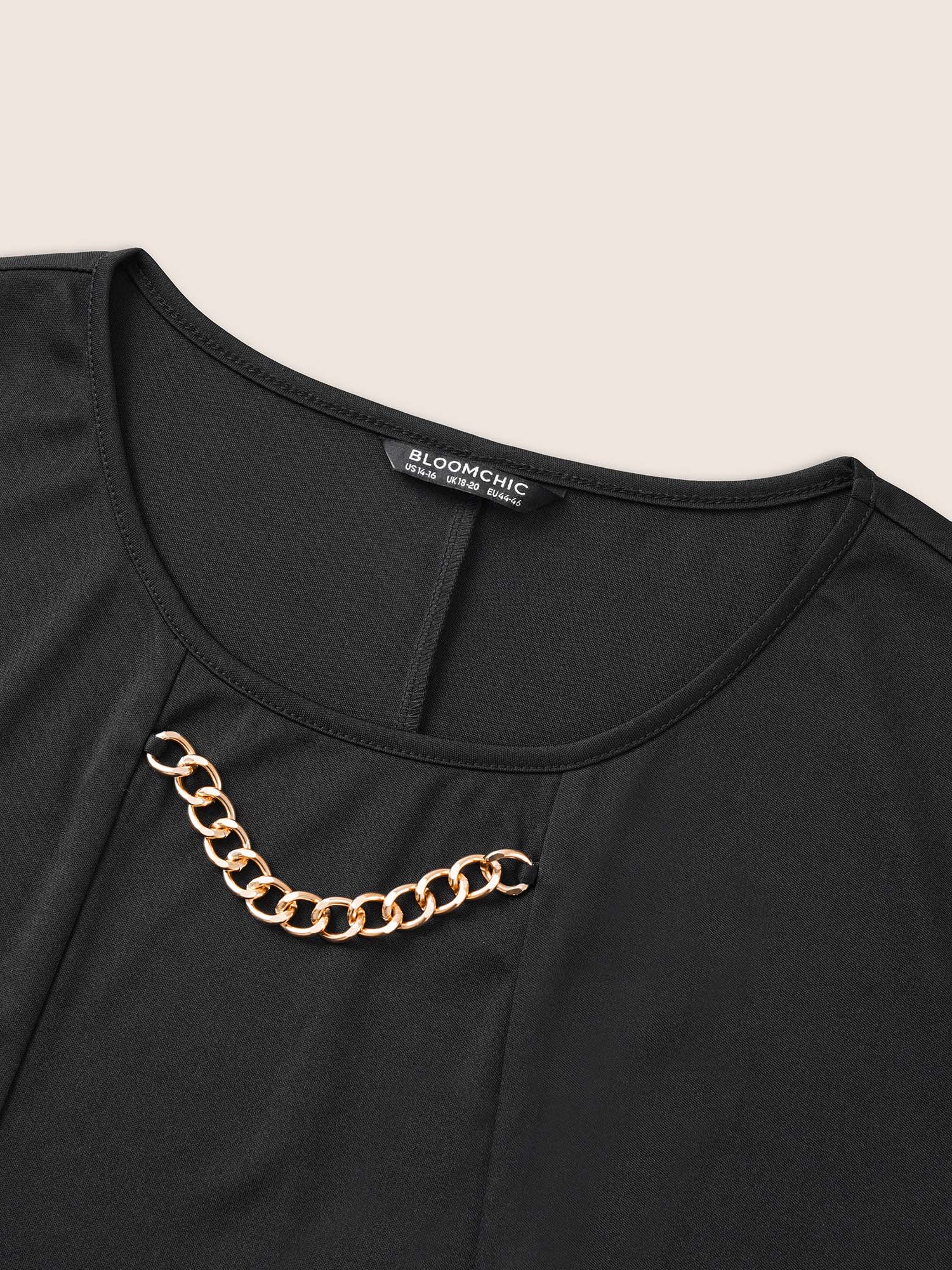 

Plus Size Solid Metal Chain Detail Pocket Plicated Dress Black Women Office Plain Round Neck Long Sleeve Curvy Midi Dress BloomChic