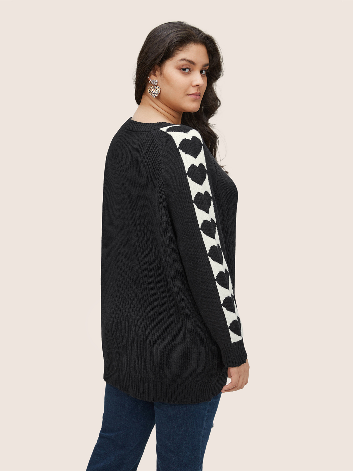 

Plus Size Supersoft Essentials Heart Patchwork V Neck Raglan Sleeve Pullover Black Women Casual Loose Long Sleeve V-neck Dailywear Pullovers BloomChic