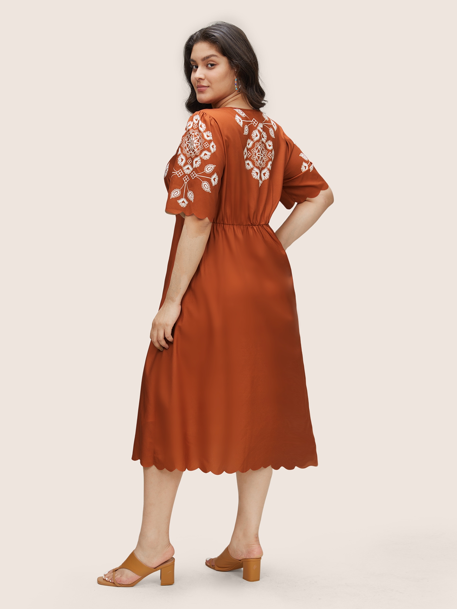 

Plus Size Bandana Print Pocket Pleated Detail Dress Rust Women Resort Non V-neck Half Sleeve Curvy Midi Dress BloomChic