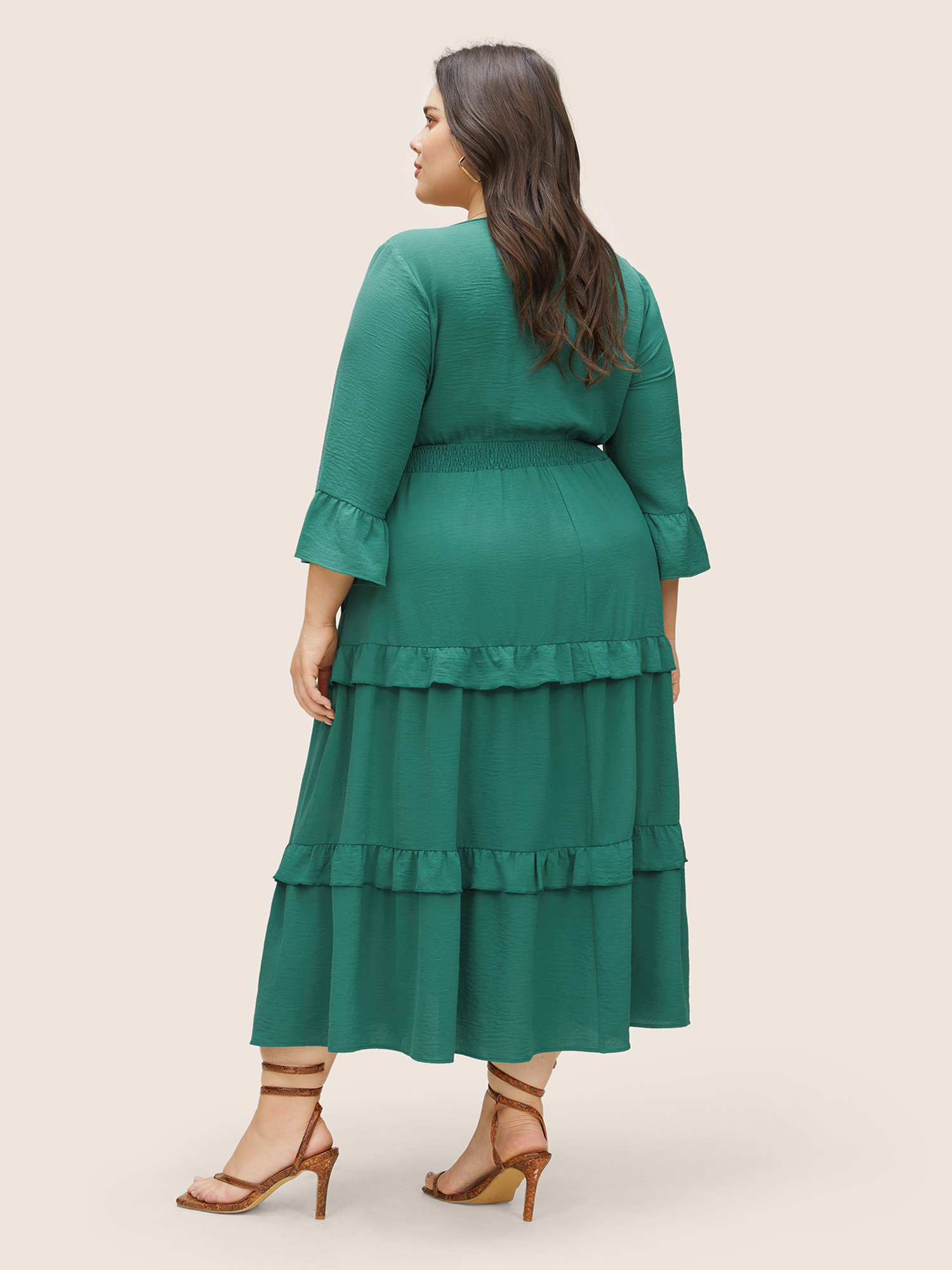 

Plus Size Plain Shirred Flutter Layered Hem Dress Emerald Women Elegant Non V-neck Elbow-length sleeve Curvy Midi Dress BloomChic