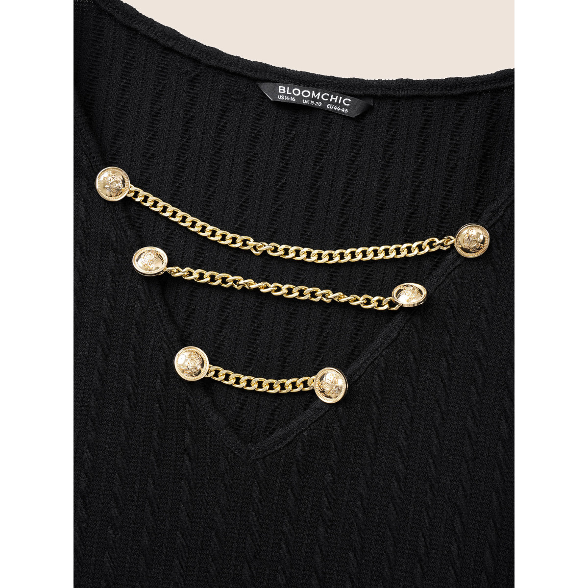 

Plus Size Plain Textured Metal Chain Detail T-shirt Black Women Elegant Texture Plain V-neck Everyday T-shirts BloomChic