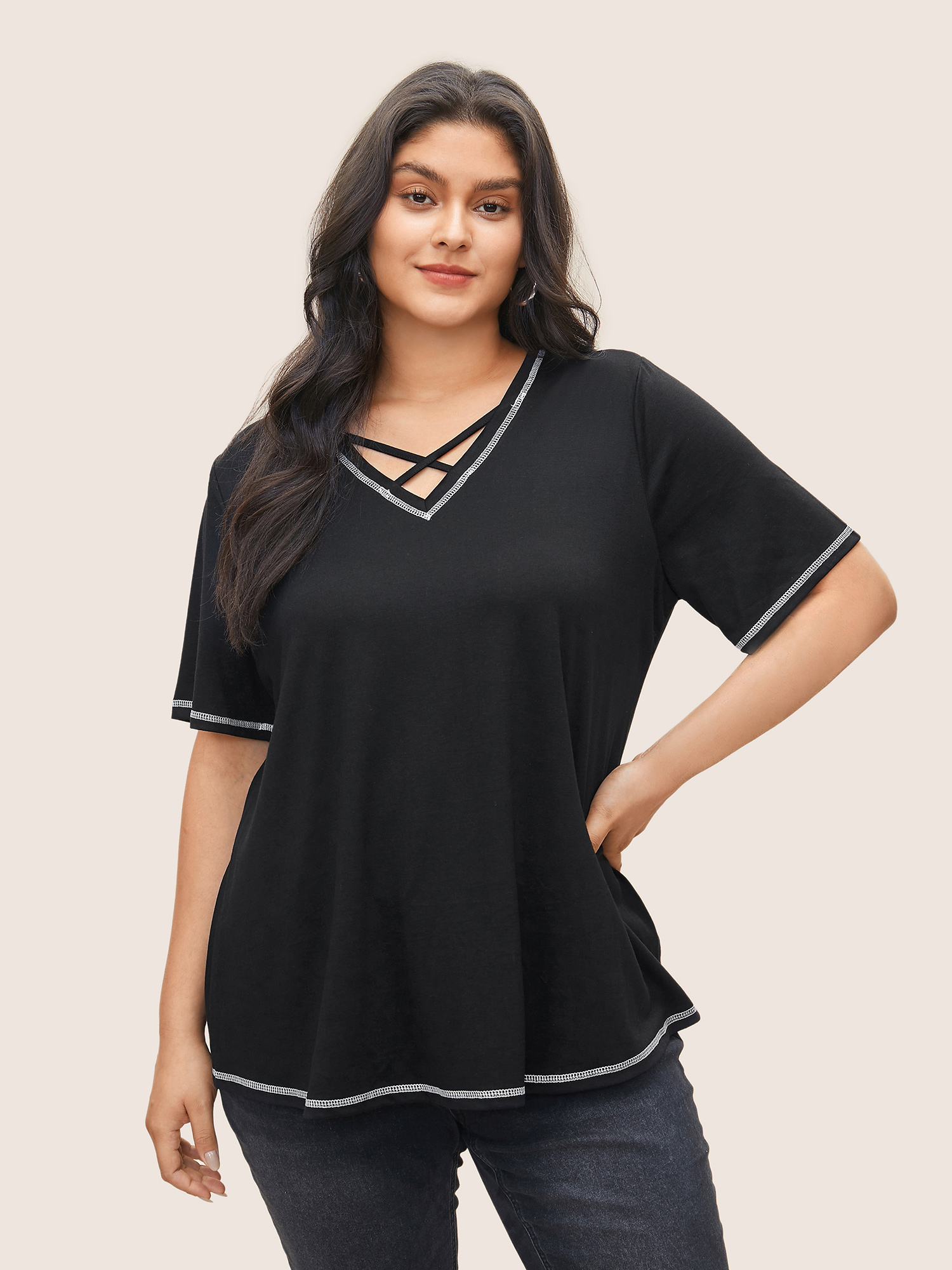 

Plus Size Solid Crisscross Neck Contrast Stitch T-shirt Black Women Casual Plain V-neck Everyday T-shirts BloomChic