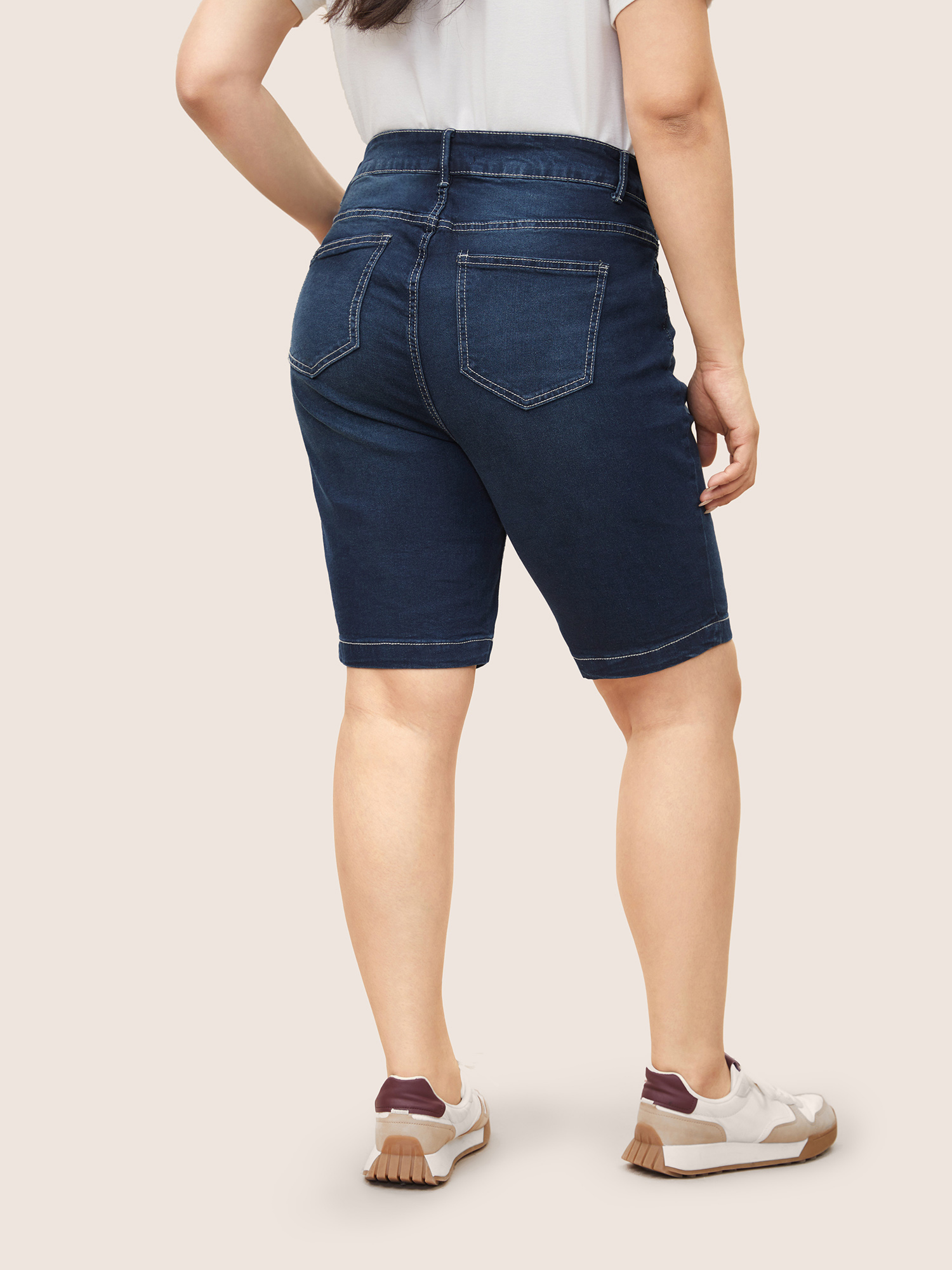

Plus Size Very Stretchy High Rise Dark Wash Denim Shorts Women DarkBlue Casual Plain High stretch Slanted pocket Jeans BloomChic