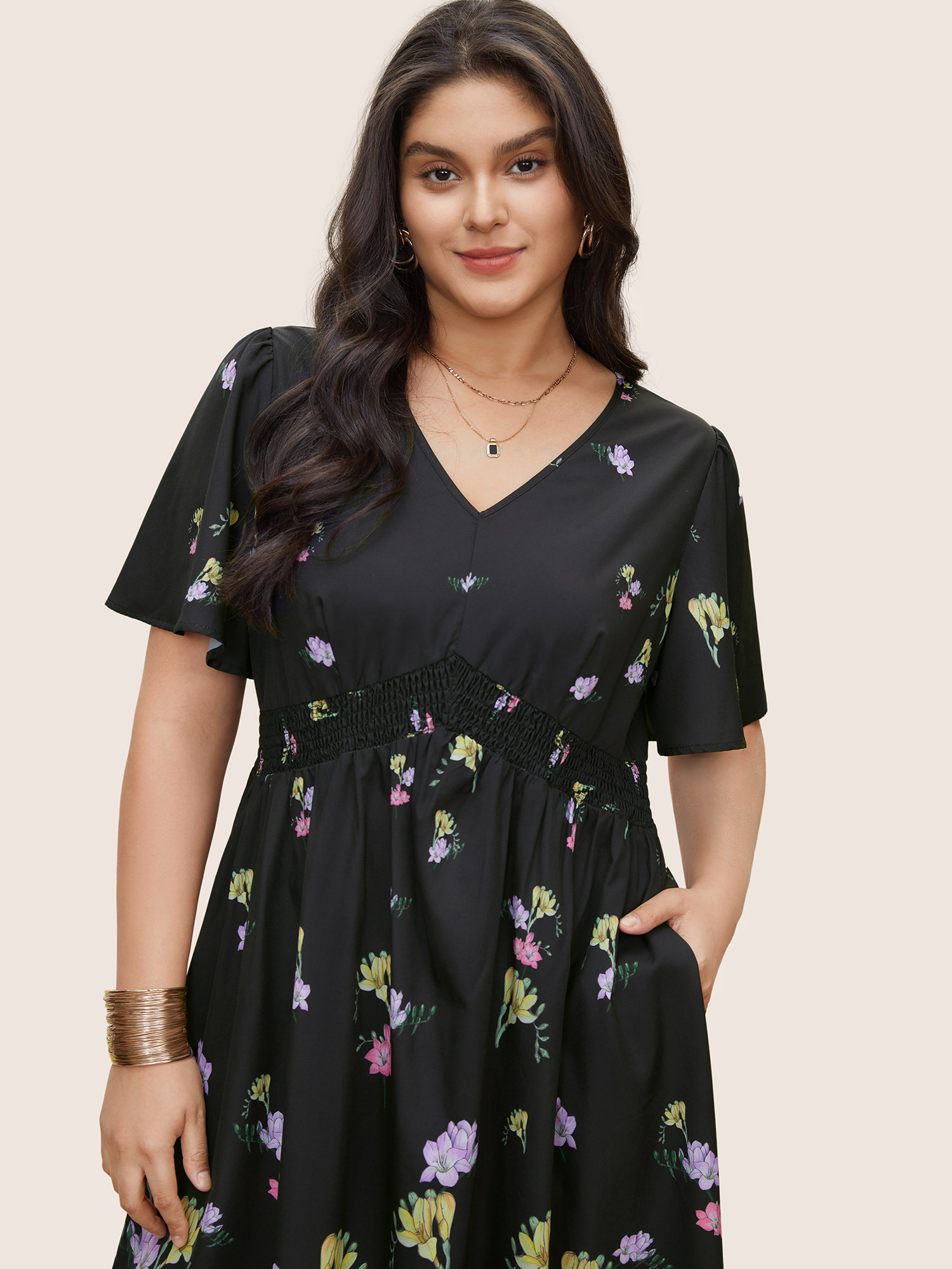 Plus Size Floral Print Shirred Pocket Ruffle Sleeve Dress Black Women Non Curvy Midi Dress BloomChic 30/6X 