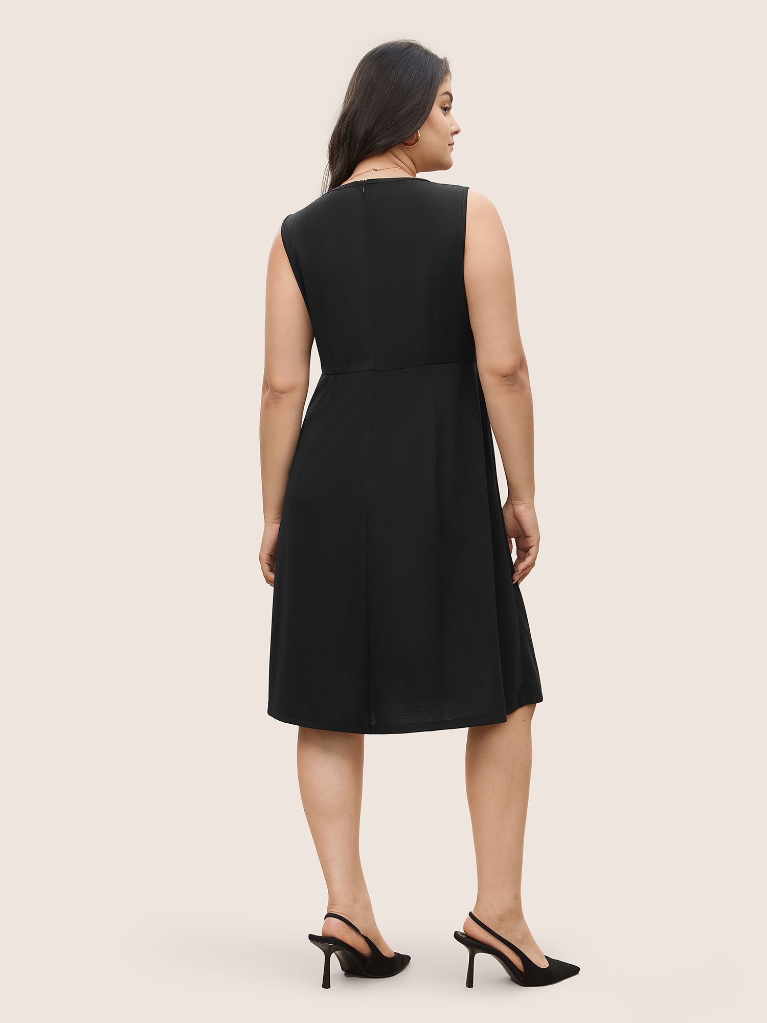 

Plus Size Plain Sleeveless Button Detail Pocket Dress Black Women Workwear Essentials Non Round Neck Sleeveless Curvy Midi Dress BloomChic