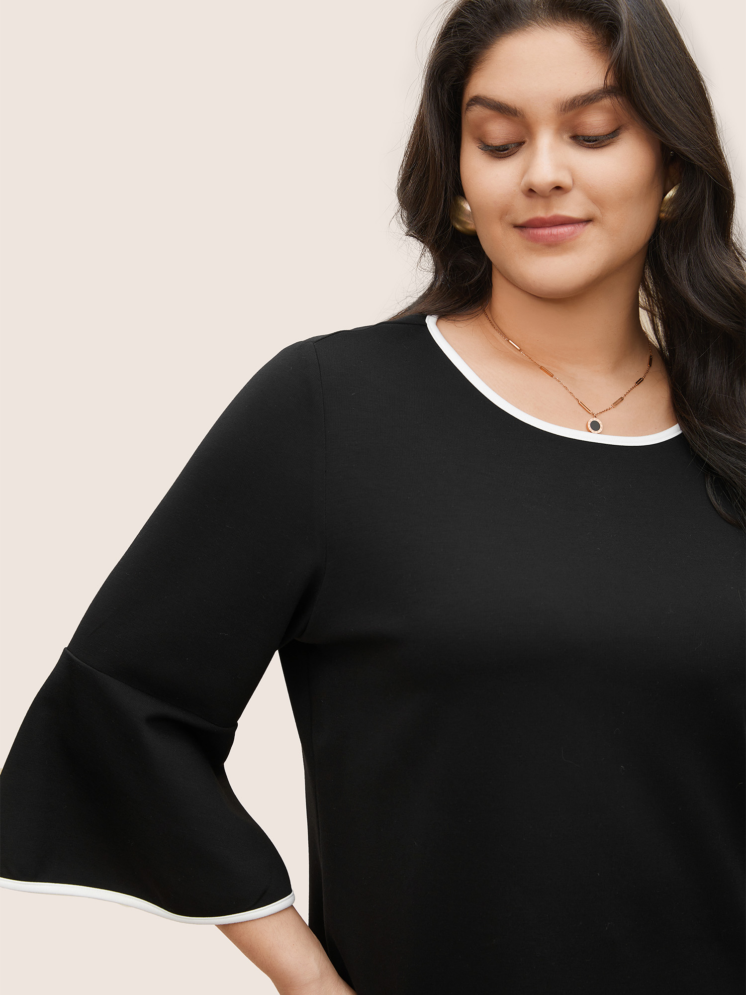 

Plus Size Contrast Trim Round Neck Flutter Sleeve T-shirt Black Women At the Office Contrast Plain Round Neck Work T-shirts BloomChic