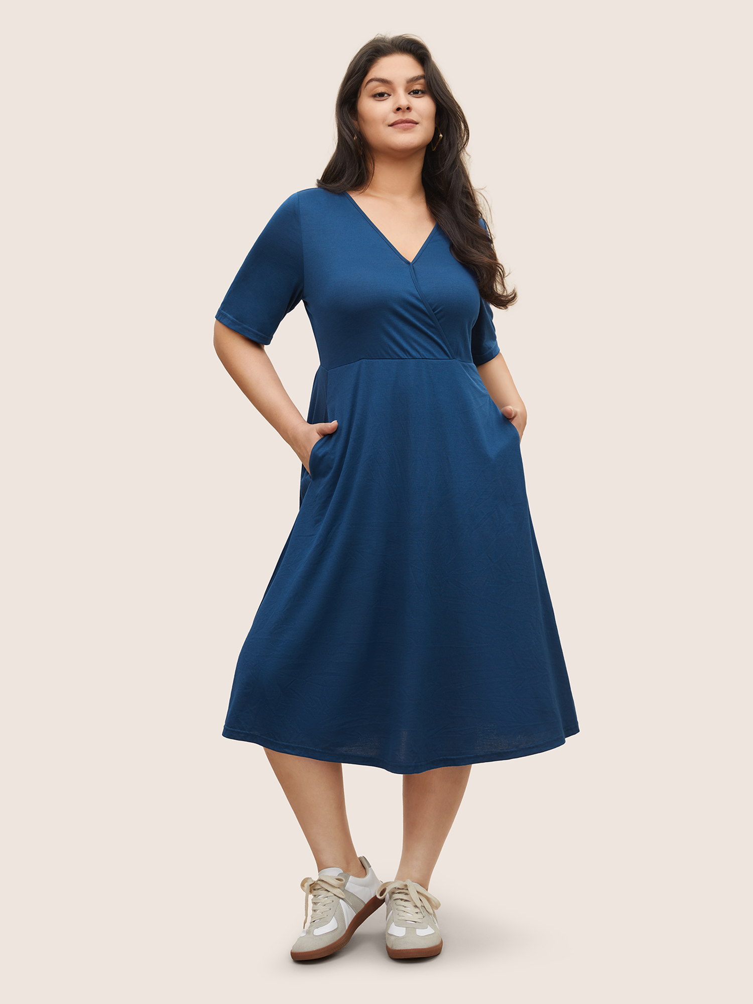 

Plus Size Supersoft Essentials Plain Surplice Neck Pocket Dress DarkBlue Women Basics Non Overlap Collar Short sleeve Curvy Midi Dress BloomChic