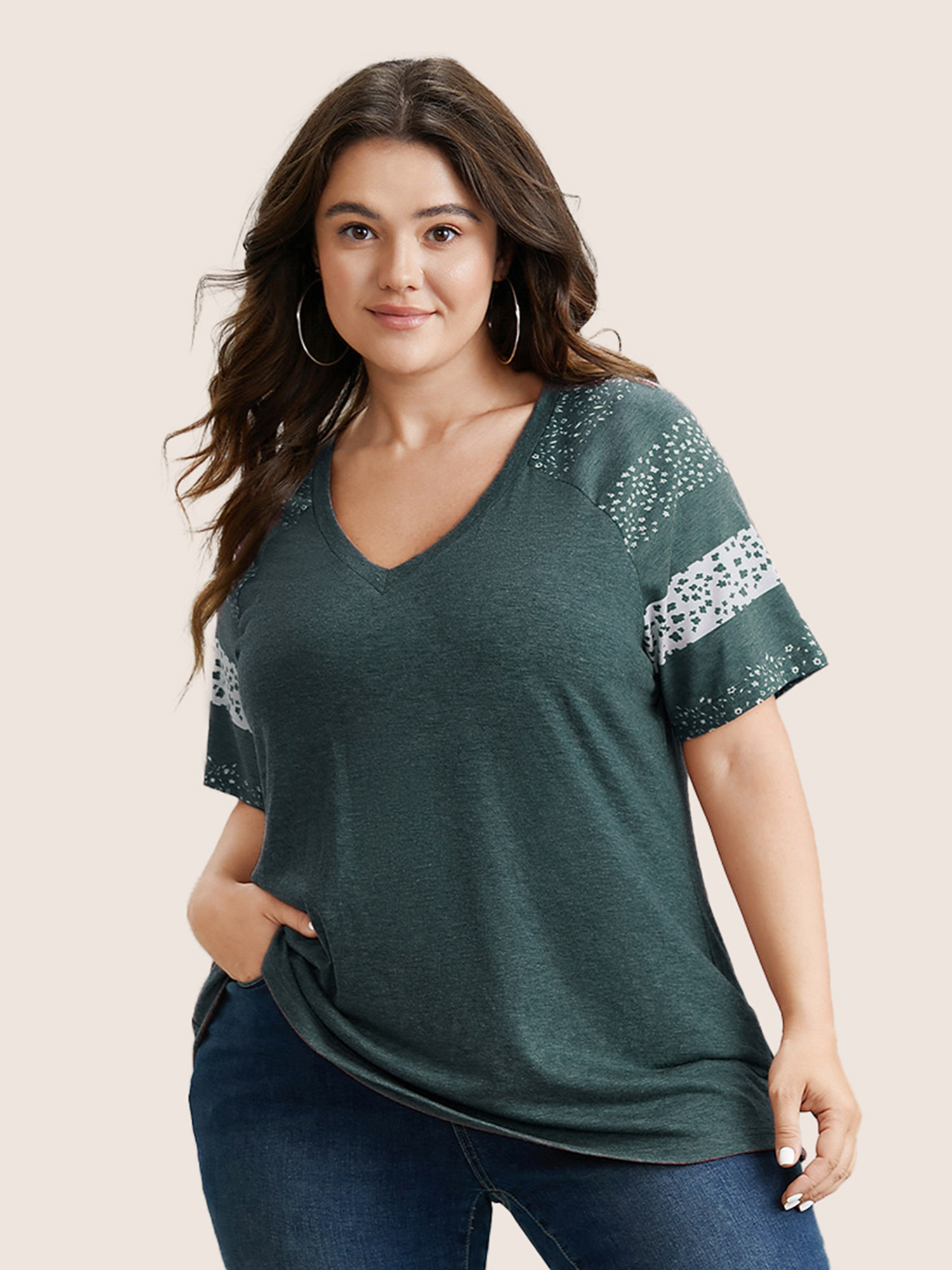 

Plus Size Ditsy Floral Colorblock Contrast Raglan Sleeve T-shirt Green Women Casual Contrast Ditsy Floral V-neck Everyday T-shirts BloomChic