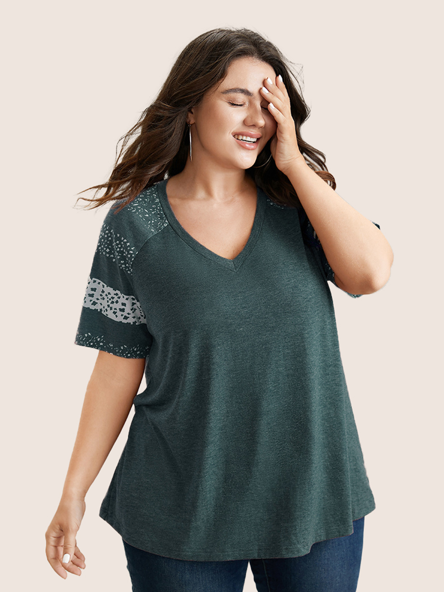 

Plus Size Ditsy Floral Colorblock Contrast Raglan Sleeve T-shirt Green Women Casual Contrast Ditsy Floral V-neck Everyday T-shirts BloomChic