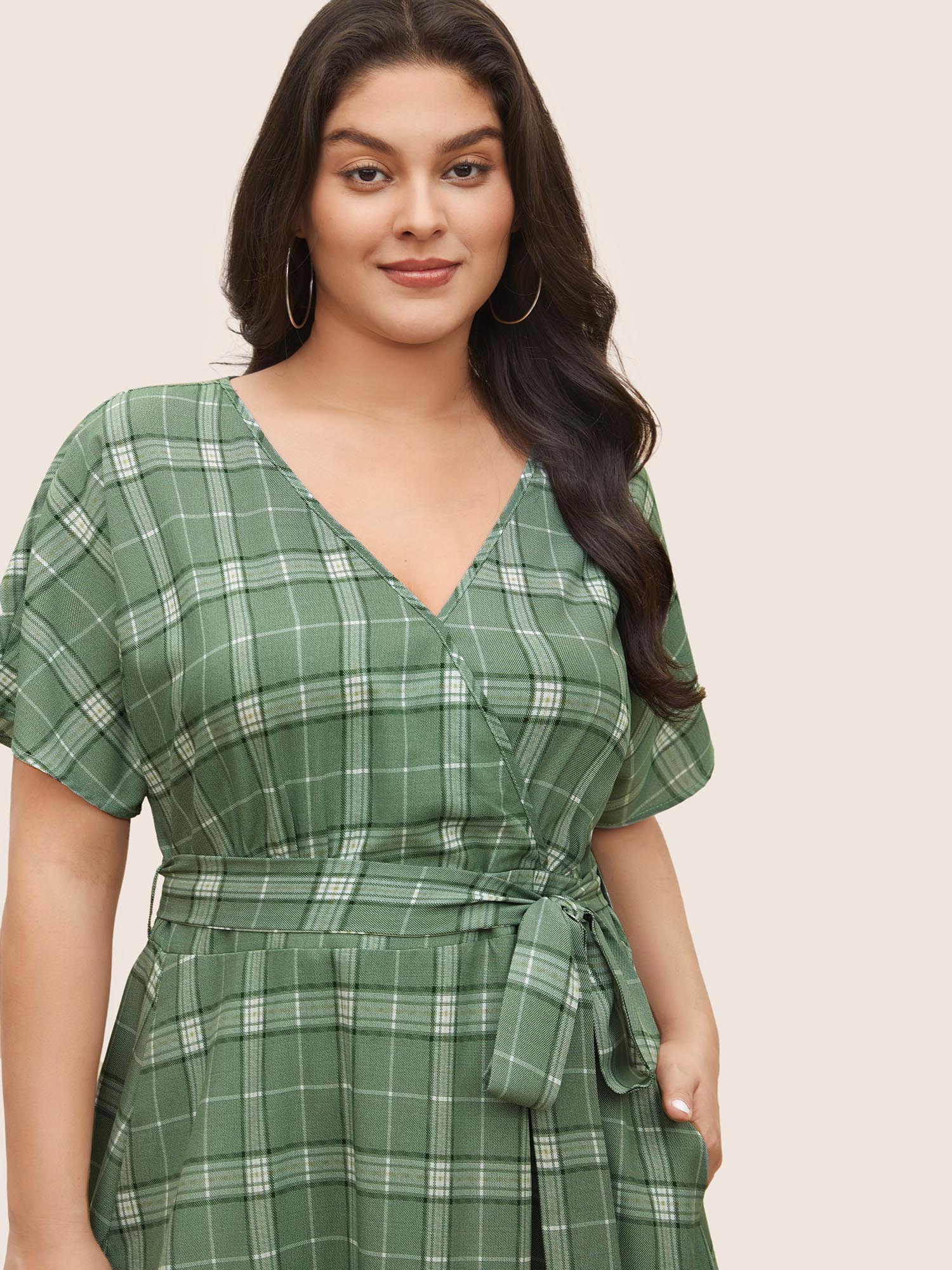 

Plus Size Plaid Surplice Neck Pocket Curved Hem Dress Green Women Casual Non Overlap Collar Short sleeve Curvy Midi Dress BloomChic