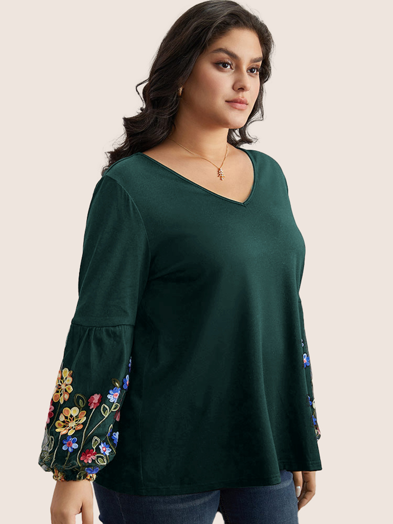 

Plus Size Floral Embroidered Lantern Sleeve T-shirt Green V-neck Long Sleeve Elegant Jersey Tops