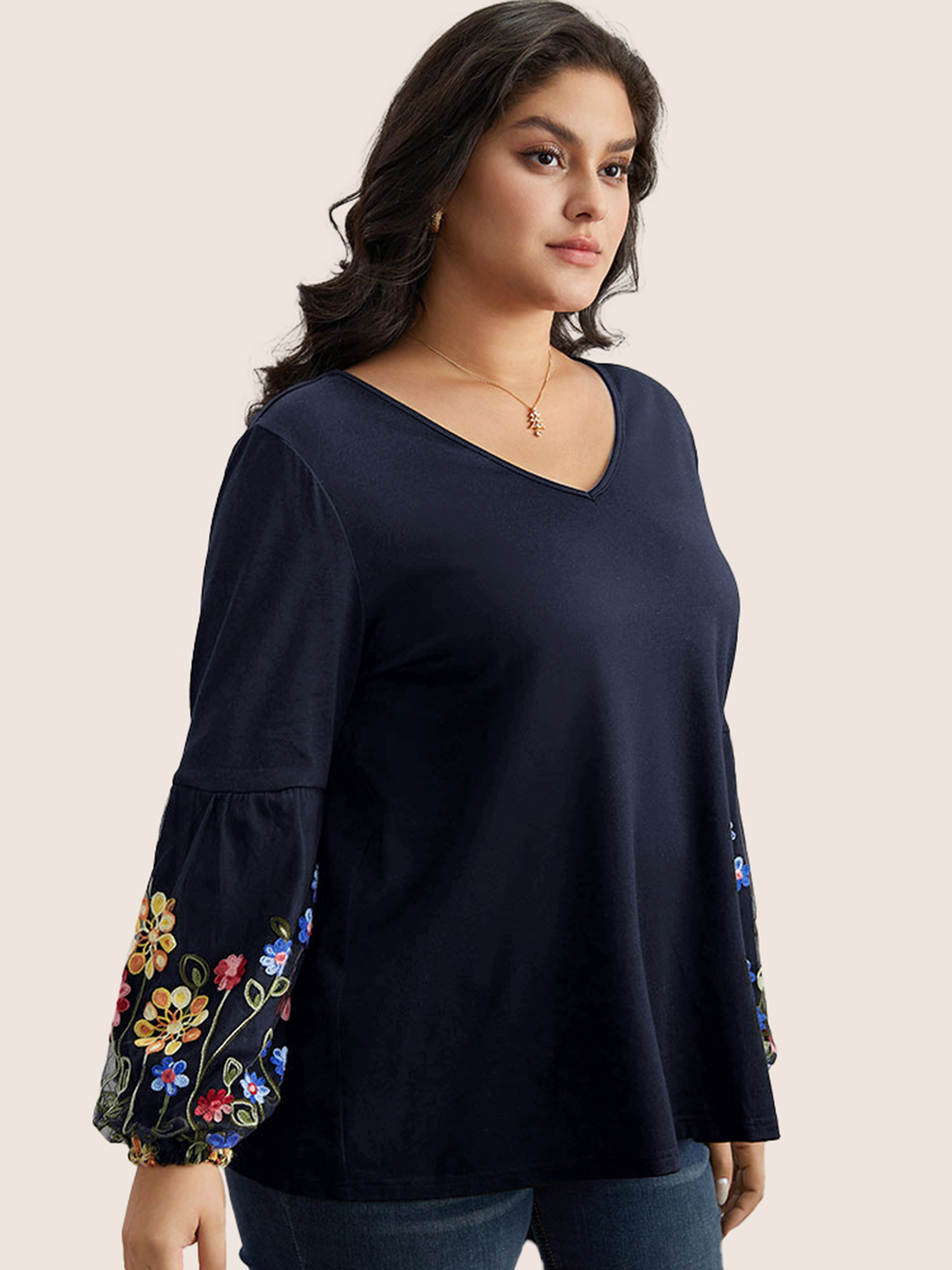 

Plus Size Floral Embroidered Lantern Sleeve T-shirt Blue V-neck Long Sleeve Elegant Jersey Tops