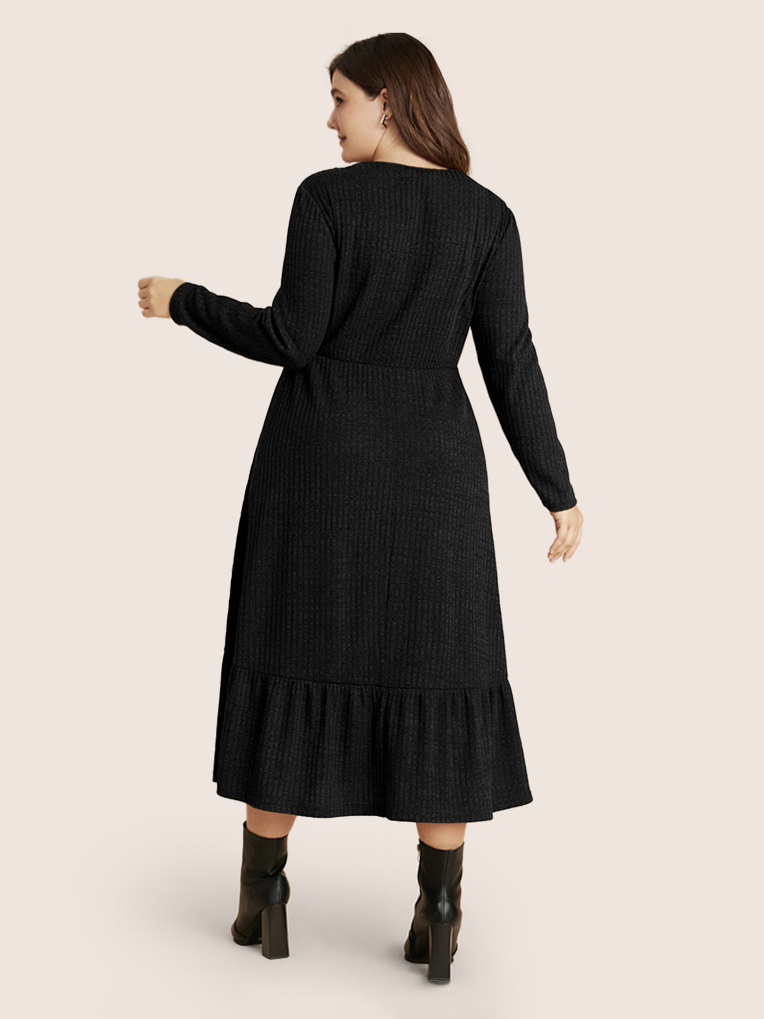 

Plus Size Solid Pocket Rib Knit Ruffle Hem Dress Without Belt Black Women Non Curvy Midi Dress BloomChic