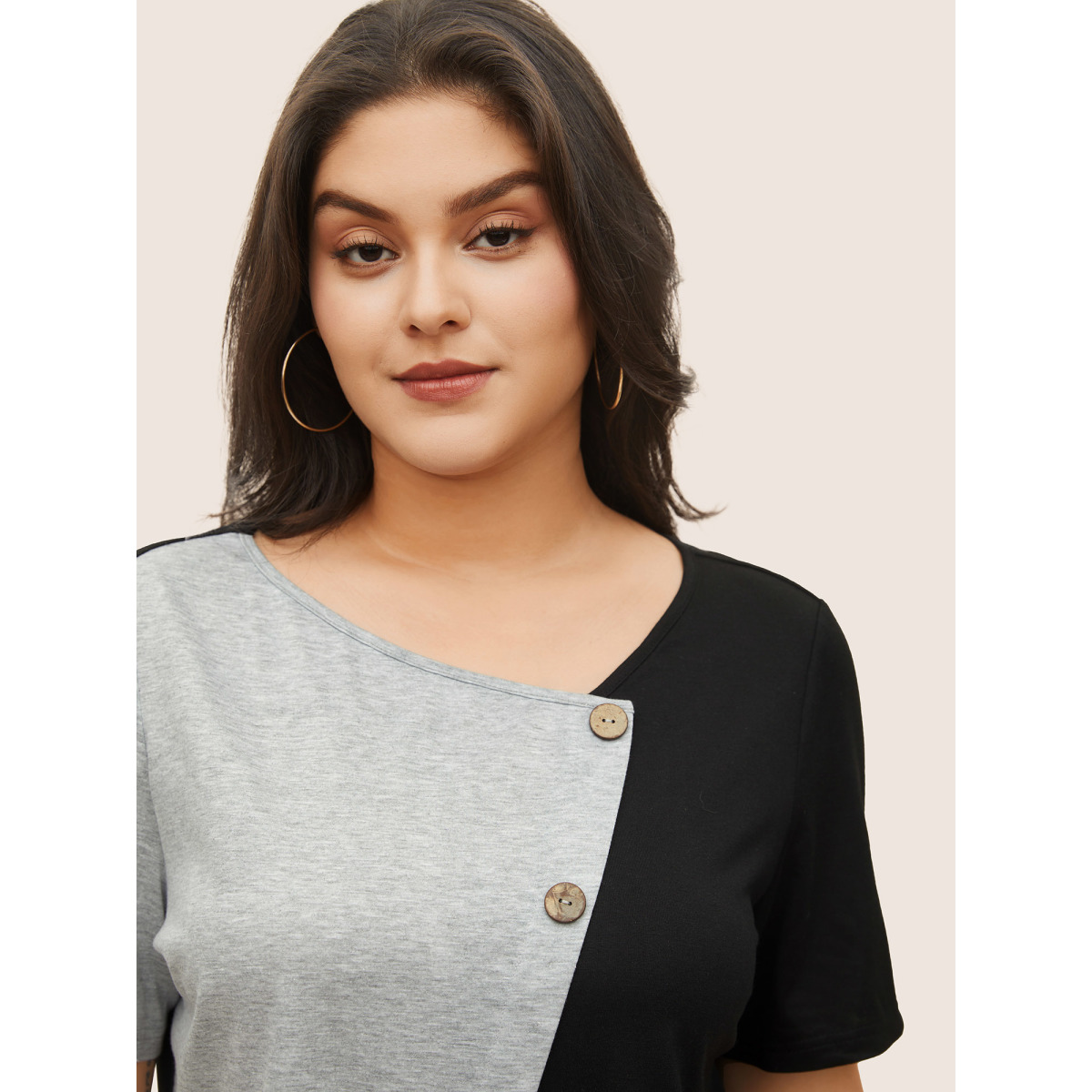 

Plus Size Two Tone Button Detail Asymmetrical Neck T-shirt Black Women Casual Contrast Plain Asymmetrical Neck Everyday T-shirts BloomChic