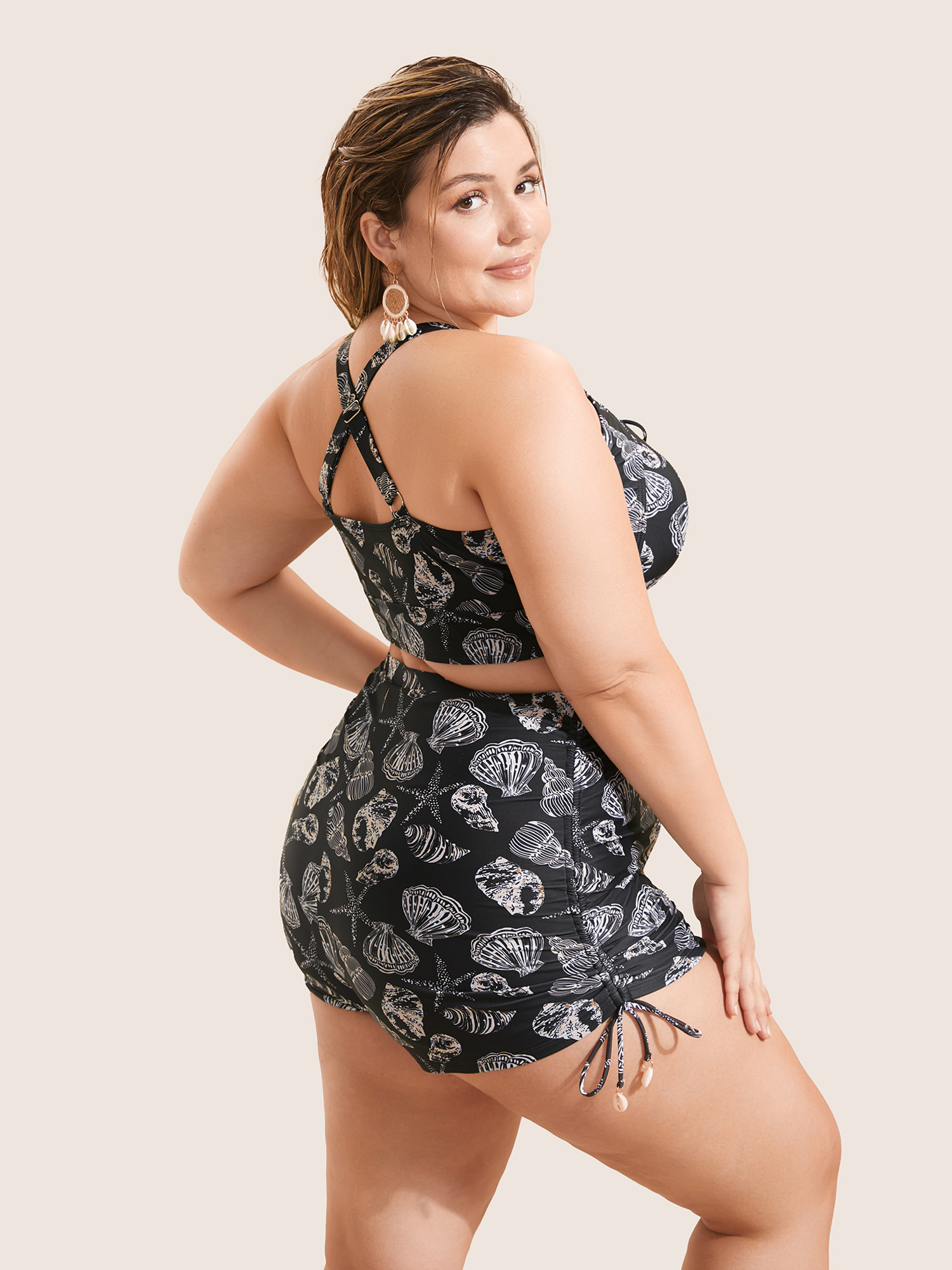 Plus Size Shell Print Drawstring Ruched Skinny Swim Top Women`s Swimwear Black Beach Gathered High stretch Skinny Heart neckline Curve Swim Tops BloomChic 30/6X 