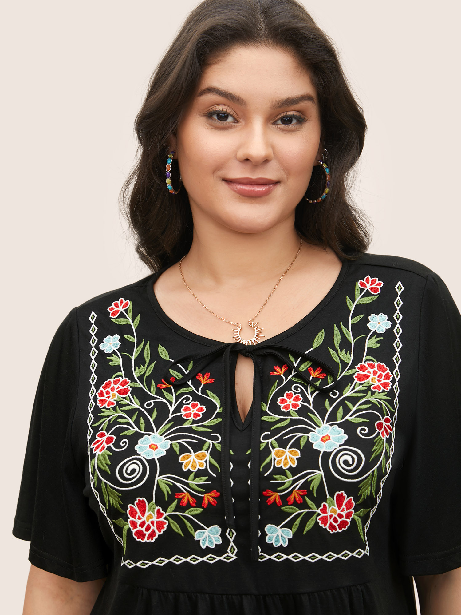 

Plus Size Floral Embroidered Tie Knot Gathered T-shirt Black Women Resort Tie knot Round Neck Vacation T-shirts BloomChic