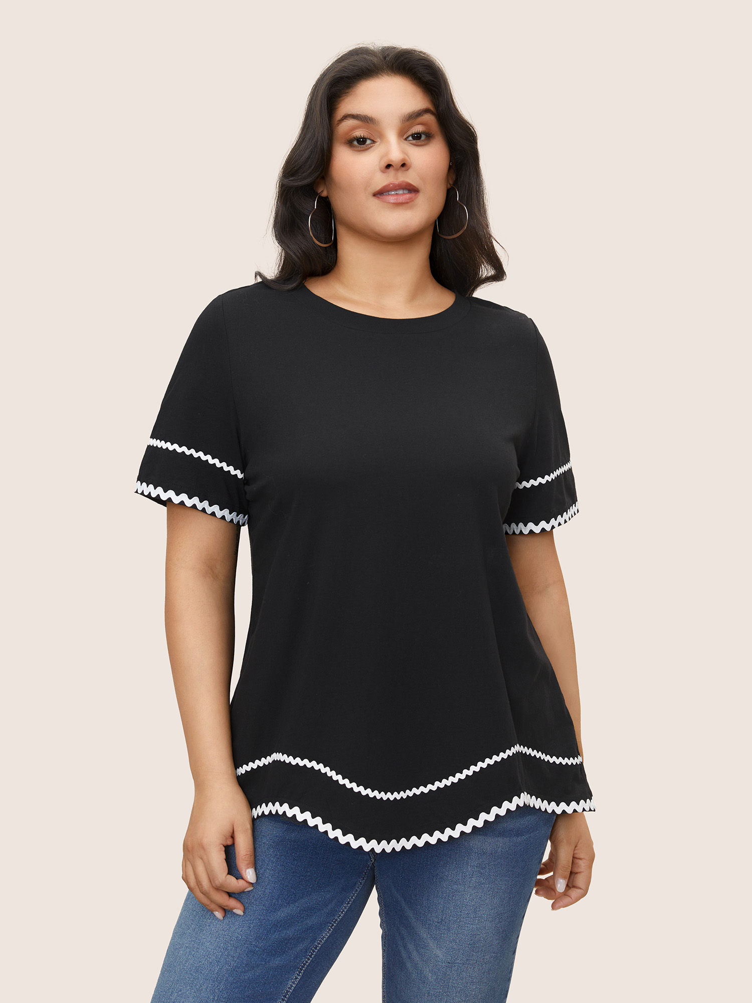 

Plus Size Cotton Contrast Trim Round Neck T-shirt Black Women Casual Contrast Round Neck Everyday T-shirts BloomChic