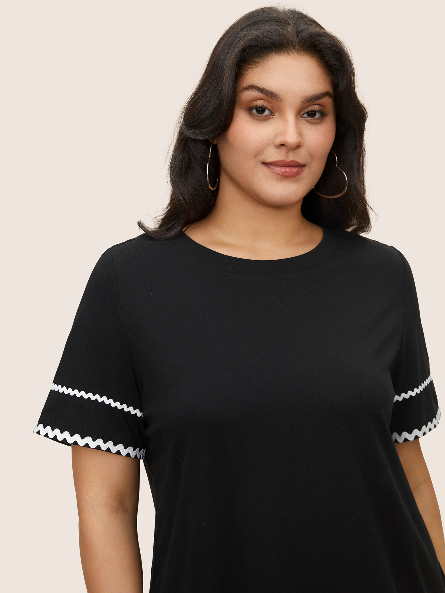 

Plus Size Cotton Contrast Trim Round Neck T-shirt Black Women Casual Contrast Round Neck Everyday T-shirts BloomChic