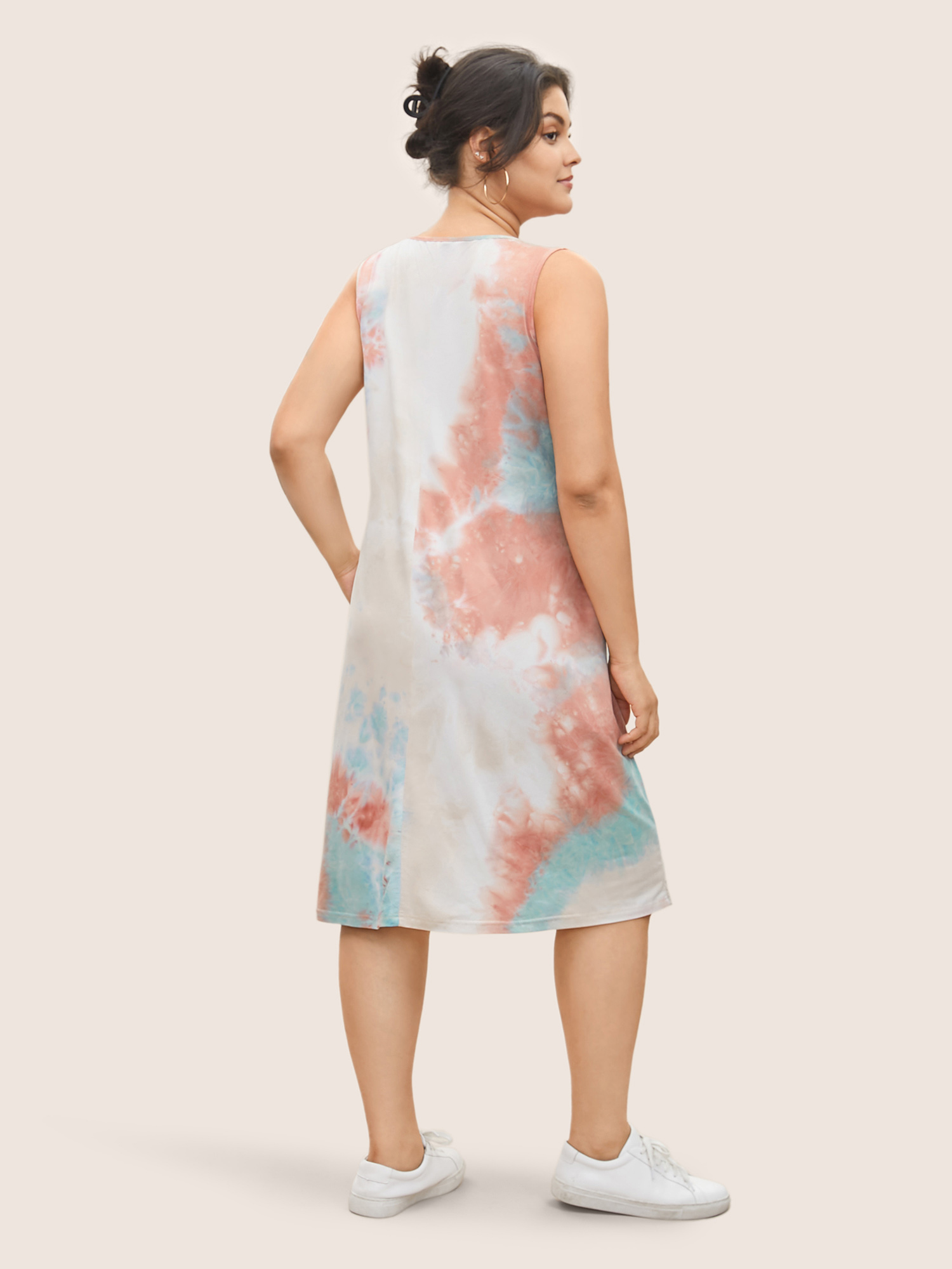 Plus Size Tie Dye Pleated Sleeveless Pocket Dress Multicolor Women Casual Pleated Round Neck Sleeveless Curvy Midi Dress BloomChic 30/6X 